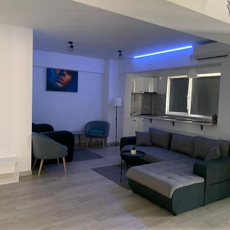 Black&White Suites Craiova Exterior photo