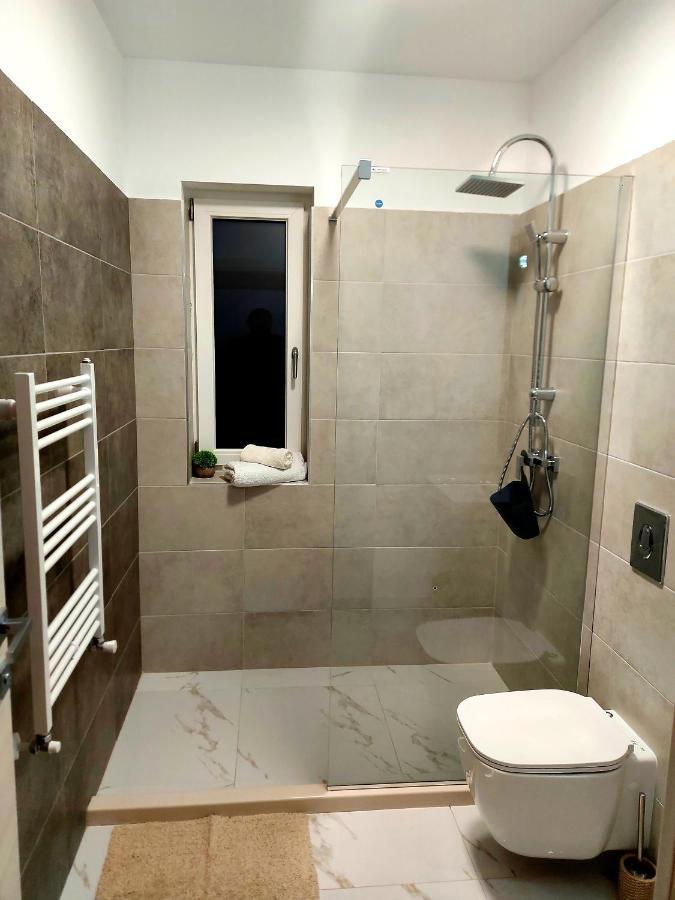 Black&White Suites Craiova Exterior photo