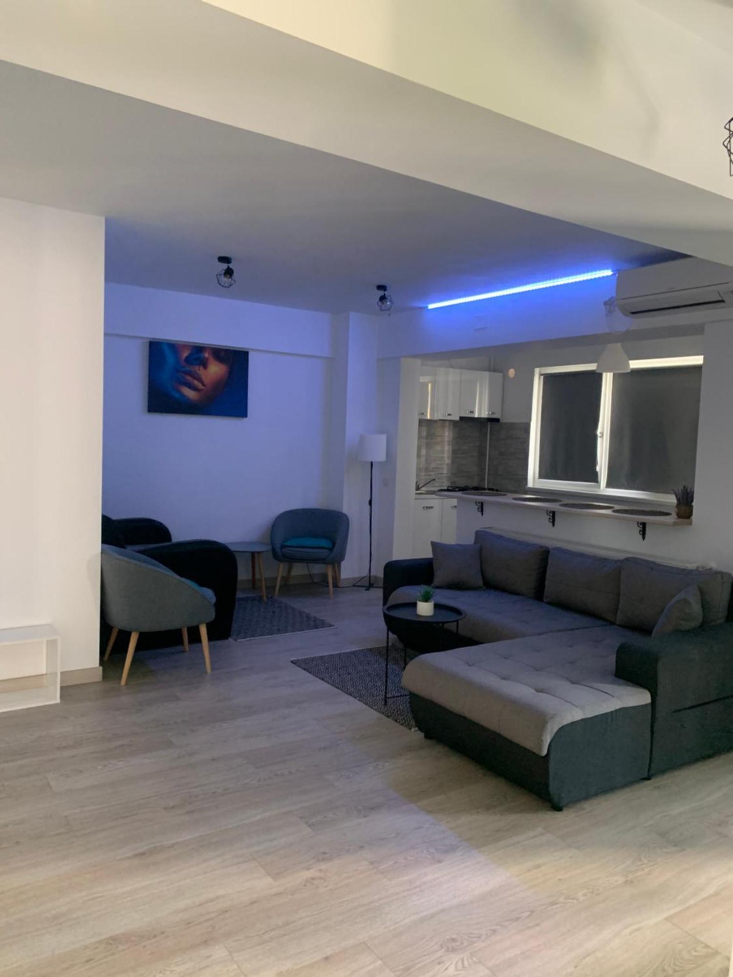 Black&White Suites Craiova Exterior photo